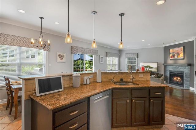 11 Queens Lane, Wayne, NJ 07470