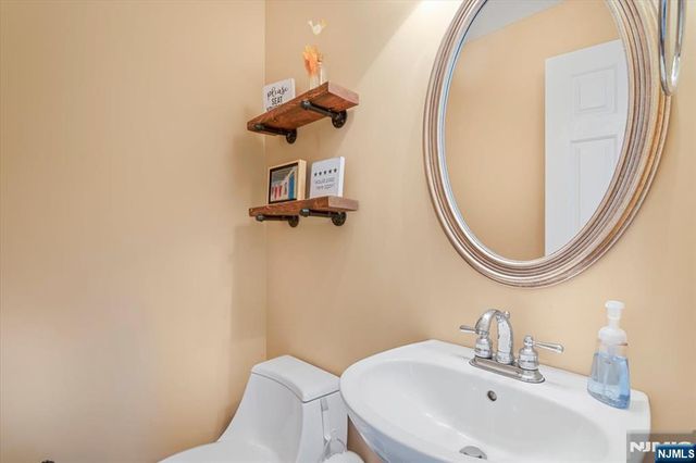11 Queens Lane, Wayne, NJ 07470