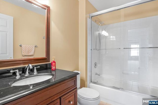 11 Queens Lane, Wayne, NJ 07470