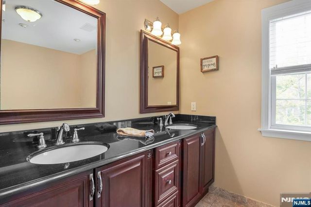 11 Queens Lane, Wayne, NJ 07470
