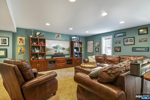 11 Queens Lane, Wayne, NJ 07470