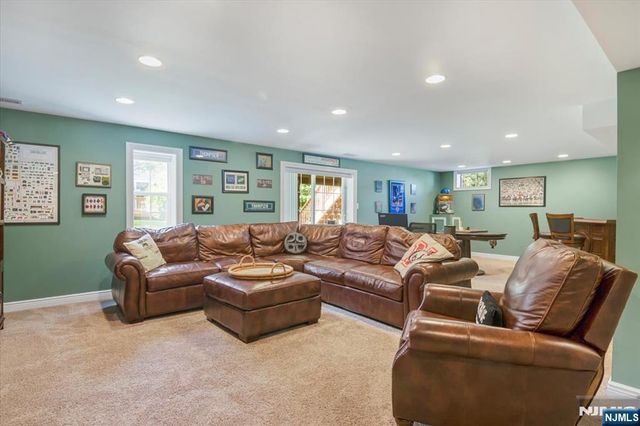 11 Queens Lane, Wayne, NJ 07470