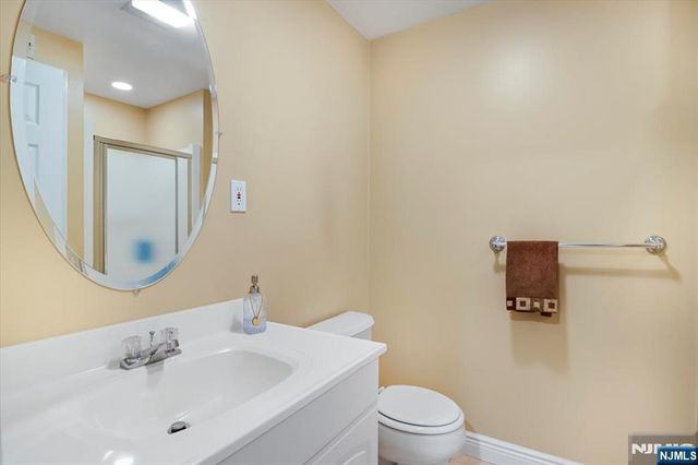 11 Queens Lane, Wayne, NJ 07470