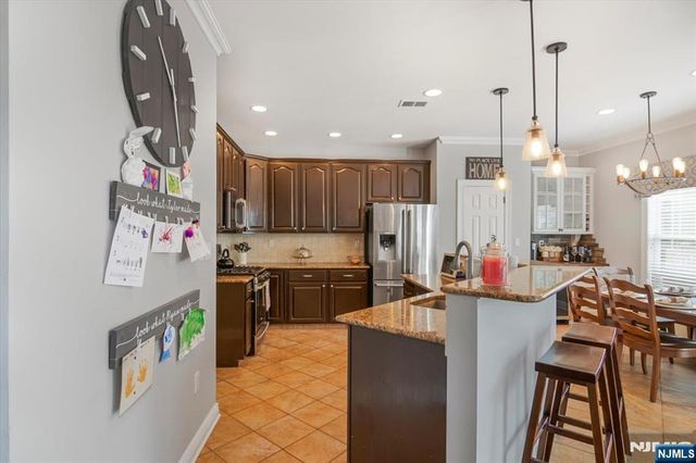 11 Queens Lane, Wayne, NJ 07470