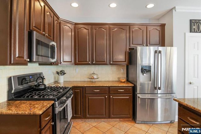 11 Queens Lane, Wayne, NJ 07470