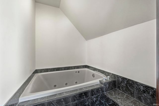 6307 N 500 E Road, Roanoke, IN 46783