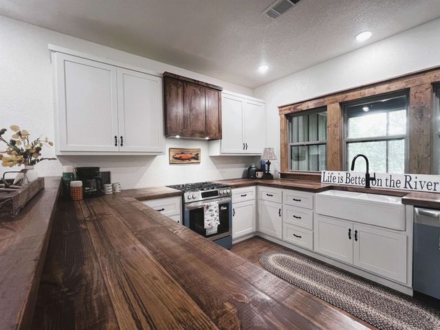 2 N Riverview Lane, Mountain View, AR 72560