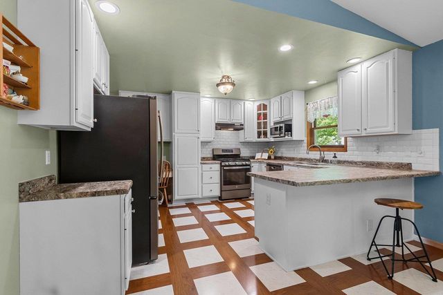 300 ROSEMARY DRIVE, Pulaski, WI 54162