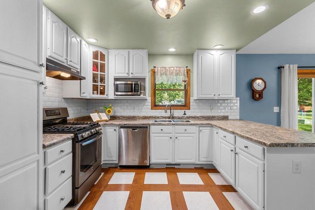 300 ROSEMARY DRIVE, Pulaski, WI 54162