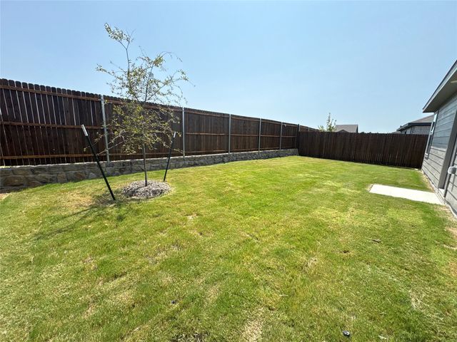 2213 Neyland Drive, Ennis, TX 75119