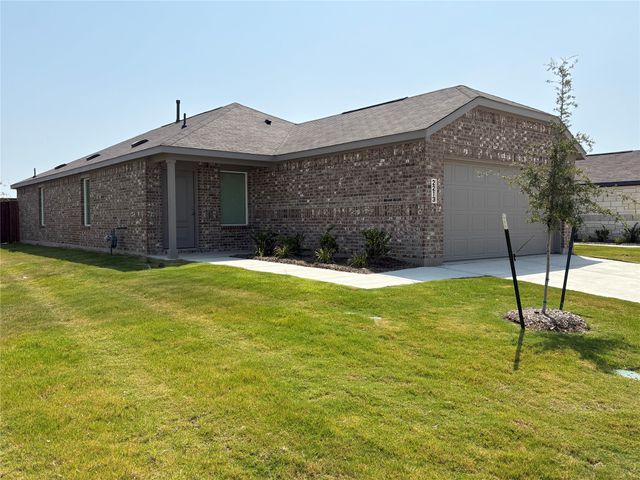 2213 Neyland Drive, Ennis, TX 75119
