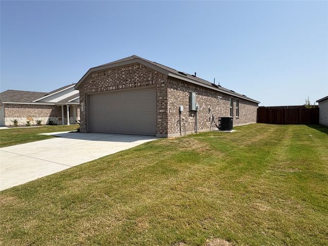 2213 Neyland Drive, Ennis, TX 75119