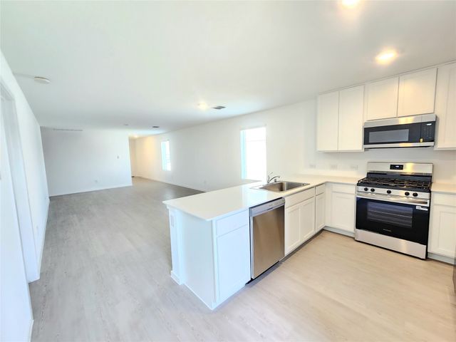 2213 Neyland Drive, Ennis, TX 75119