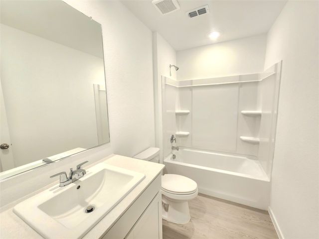 2213 Neyland Drive, Ennis, TX 75119