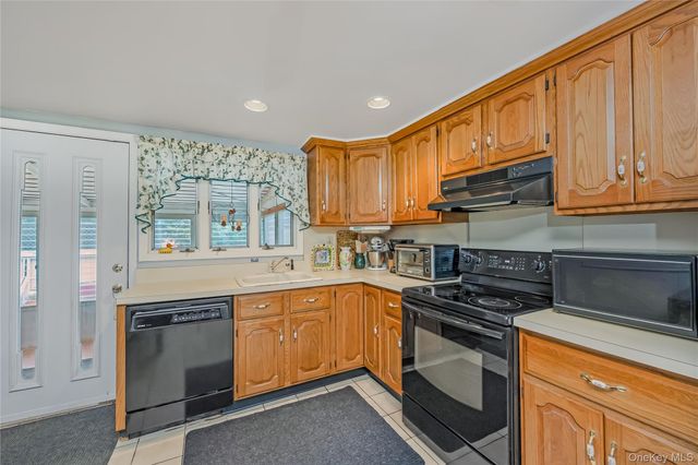 254 W 1st Street, West Islip, NY 11795