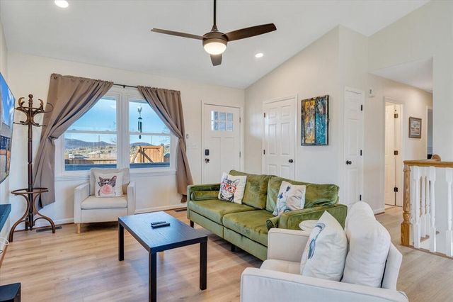 1039 Fosters Knob RD, Blue Ridge, VA 24064