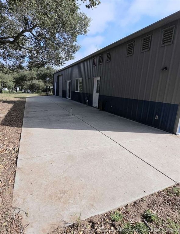 Image 32 of property listing at 1116 1120 Rolling Oaks Drive, Arroyo Grande, CA 93420