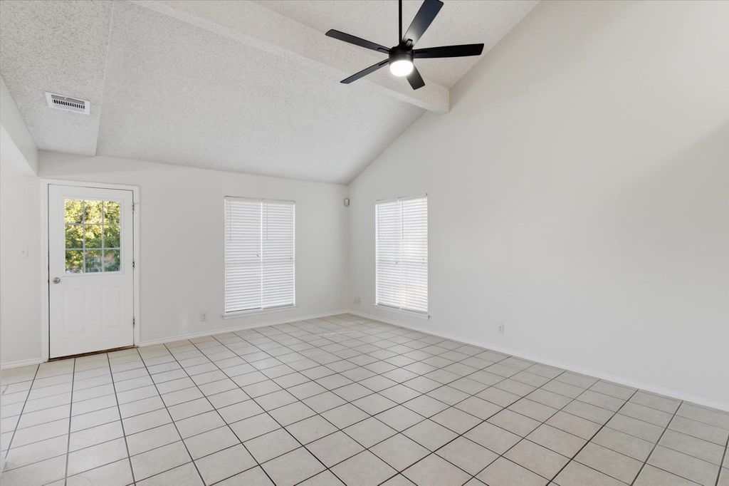 115 Crest DR, San Marcos, TX 78666