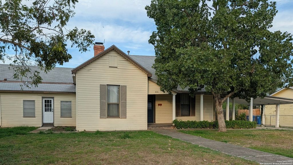 806 Polk, Beeville, TX 78102