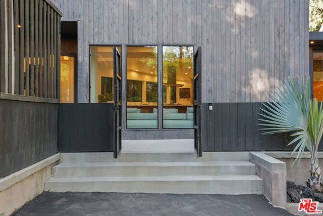 10072 Westwanda Drive, Beverly Hills, CA 90210