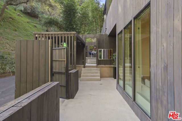 10072 Westwanda Drive, Beverly Hills, CA 90210