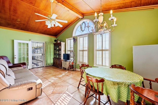 408 Hillcreek Rd, Shepherdsville, KY 40165