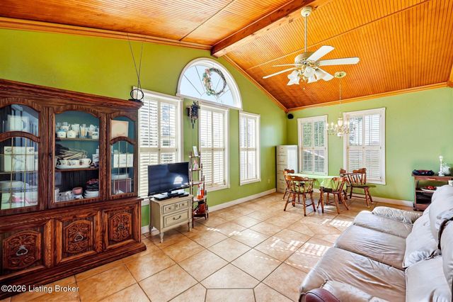 408 Hillcreek Rd, Shepherdsville, KY 40165