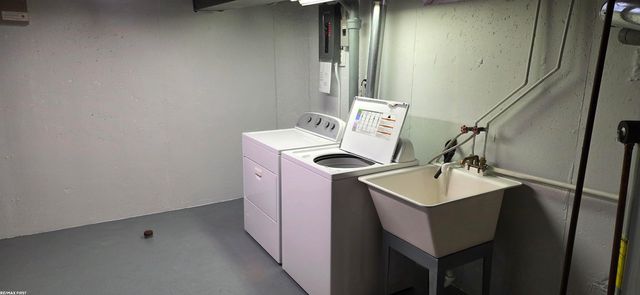 30609 Moulin Avenue, Warren, MI 48088