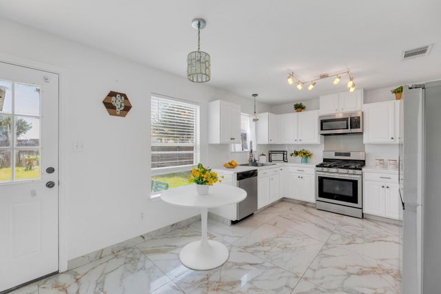 18400 Sun Haven CV, Elgin, TX 78621