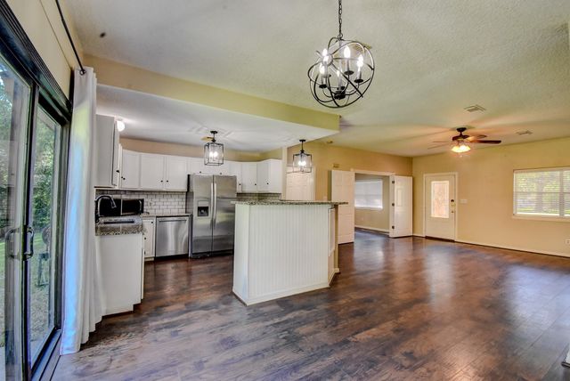 206 Sleepy Hollow Drive, Lake Jackson, TX 77566