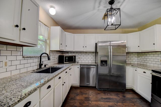 206 Sleepy Hollow Drive, Lake Jackson, TX 77566