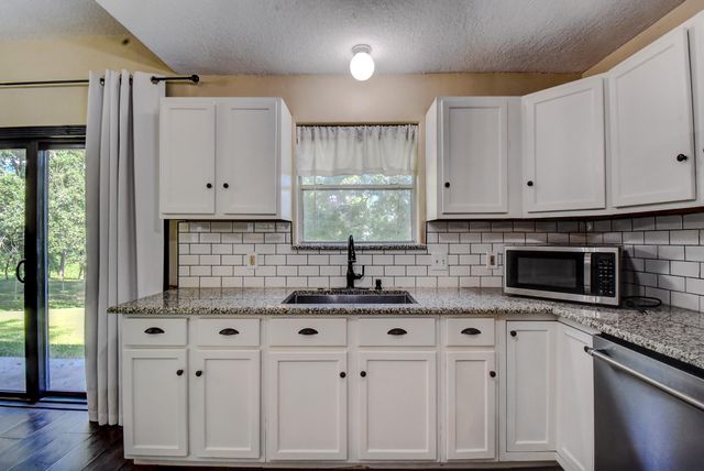 206 Sleepy Hollow Drive, Lake Jackson, TX 77566