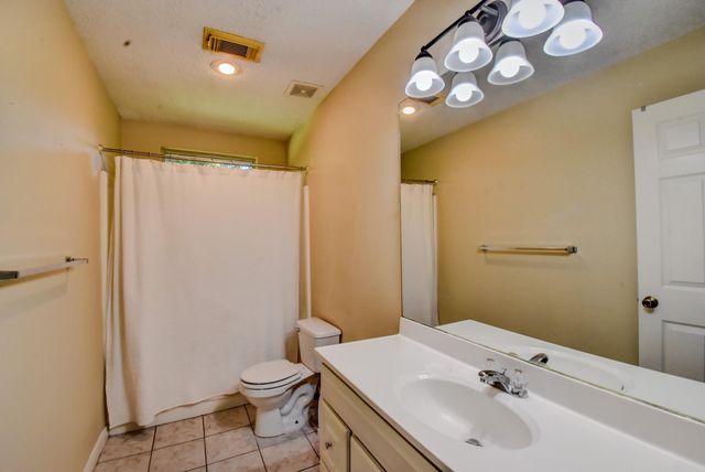 206 Sleepy Hollow Drive, Lake Jackson, TX 77566