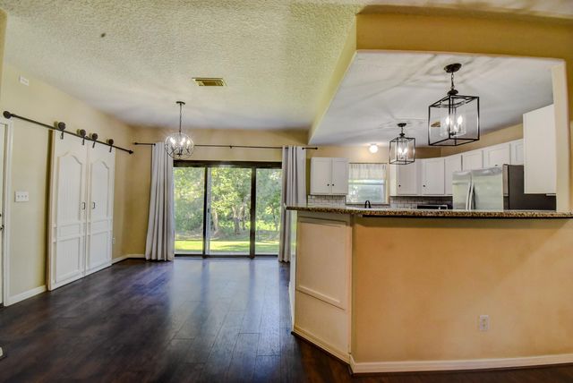 206 Sleepy Hollow Drive, Lake Jackson, TX 77566