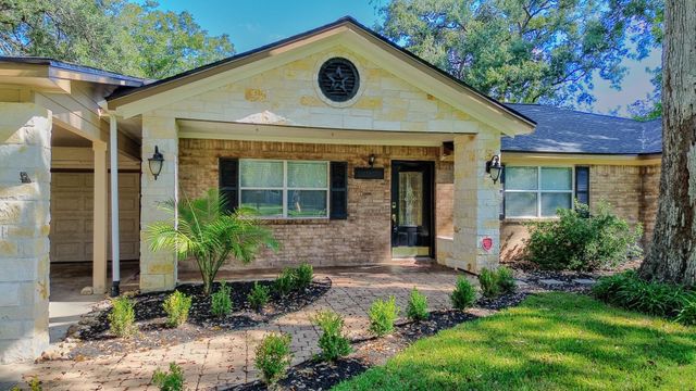 206 Sleepy Hollow Drive, Lake Jackson, TX 77566