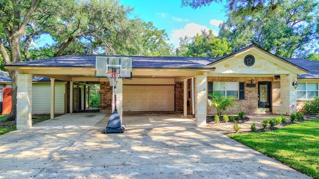 206 Sleepy Hollow Drive, Lake Jackson, TX 77566