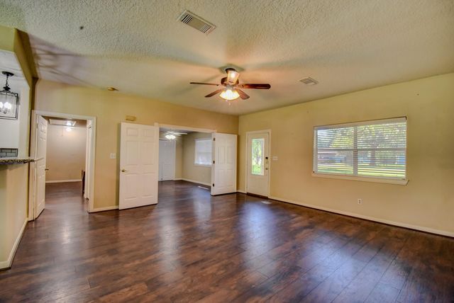 206 Sleepy Hollow Drive, Lake Jackson, TX 77566