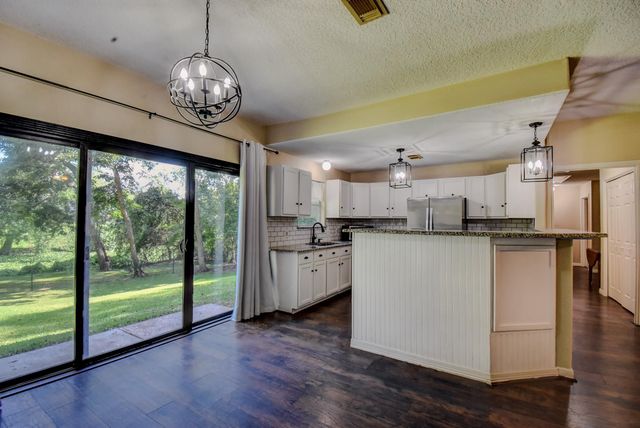 206 Sleepy Hollow Drive, Lake Jackson, TX 77566