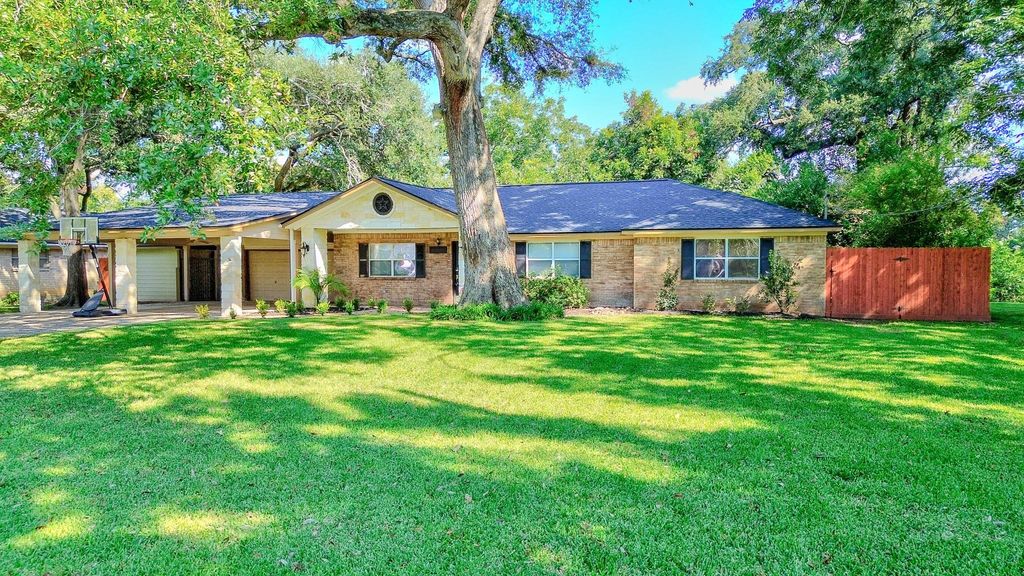206 Sleepy Hollow Drive, Lake Jackson, TX 77566
