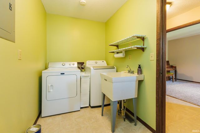 1009 S Stratford Court, Yorktown, IN 47396