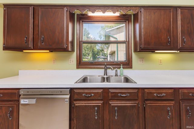 1009 S Stratford Court, Yorktown, IN 47396