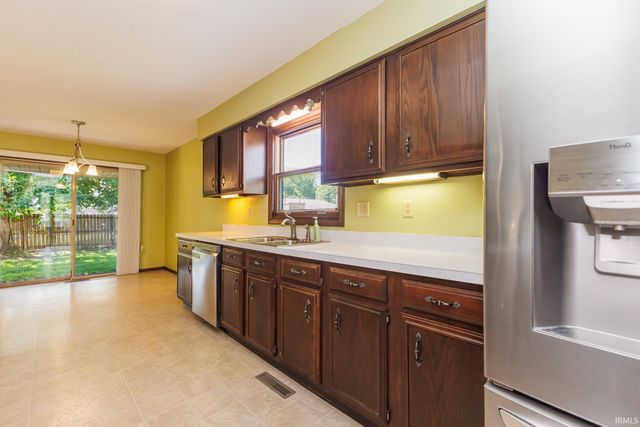 1009 S Stratford Court, Yorktown, IN 47396