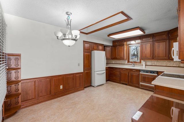 1275 Black Oaks Court N, Plymouth, MN 55447