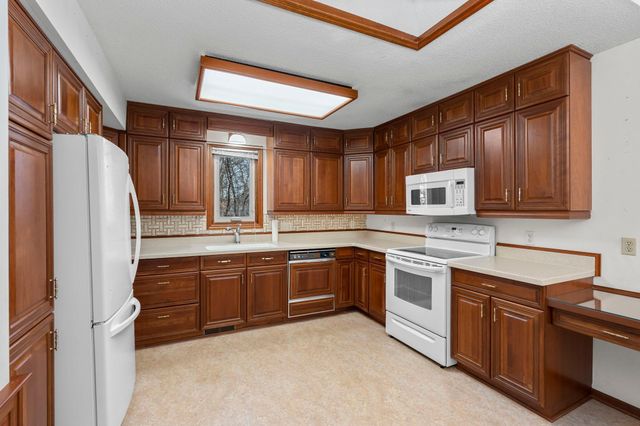 1275 Black Oaks Court N, Plymouth, MN 55447