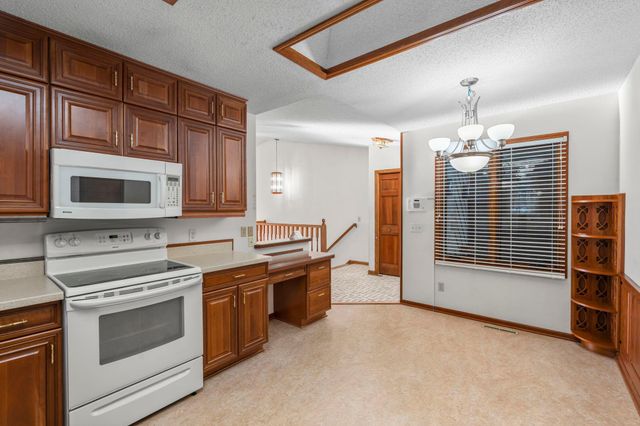 1275 Black Oaks Court N, Plymouth, MN 55447