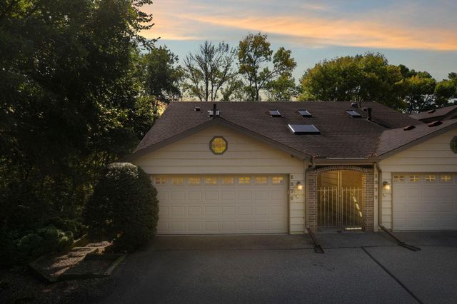 1275 Black Oaks Court N, Plymouth, MN 55447