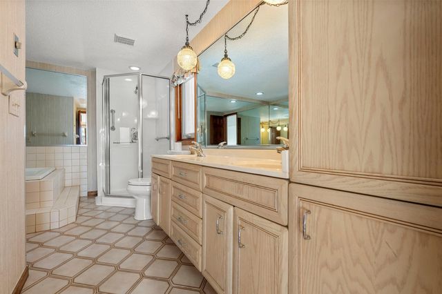 1275 Black Oaks Court N, Plymouth, MN 55447