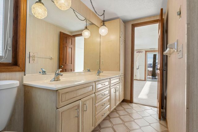 1275 Black Oaks Court N, Plymouth, MN 55447