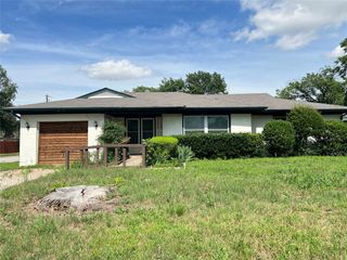1203 S Pine Street, Grapevine, TX 76051