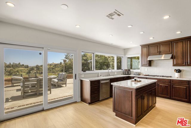 3970 Ellenita Avenue, Tarzana, CA 91356